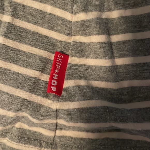 Skip Hop Grab & Go Hide & Chic Nursing Scarf - Picture 3 of 8